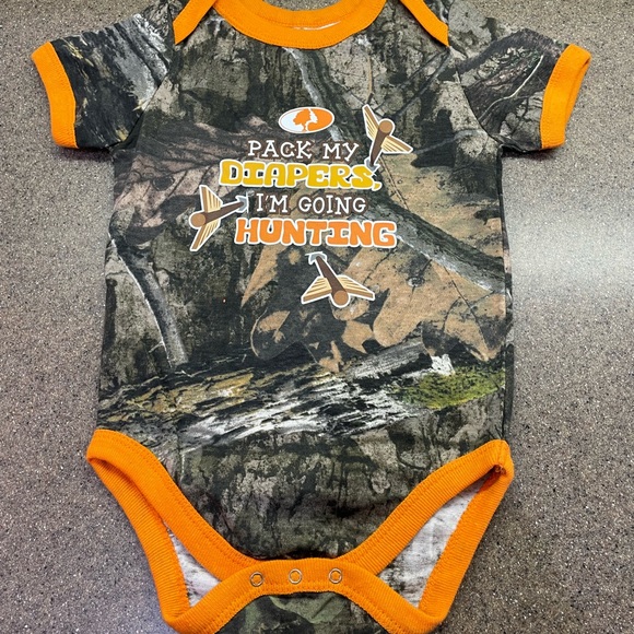 NWOT Mossy Oak Set of (2) Hunting Theme Creepers, Infant 18 months - Picture 2 of 7